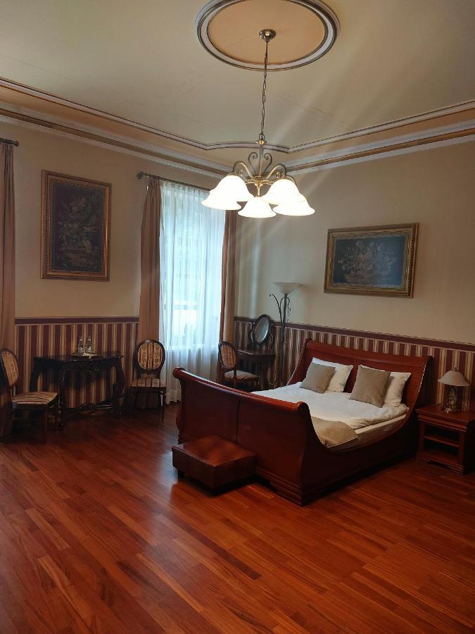 Palac W Malkowie Warta Экстерьер фото